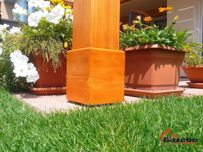 Nahaufnahme der präzisen CNC-Bearbeitung an der Holzpergola Acapulco mit Messingschild
