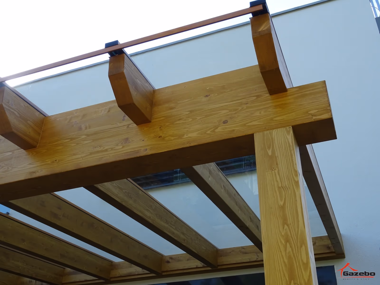 Holzpergola Kartago mit Schrägdach über einer Terrasse