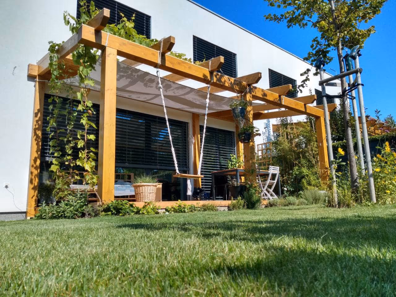 Maßgefertigte Holzpergola Kartago bei einem Einfamilienhaus