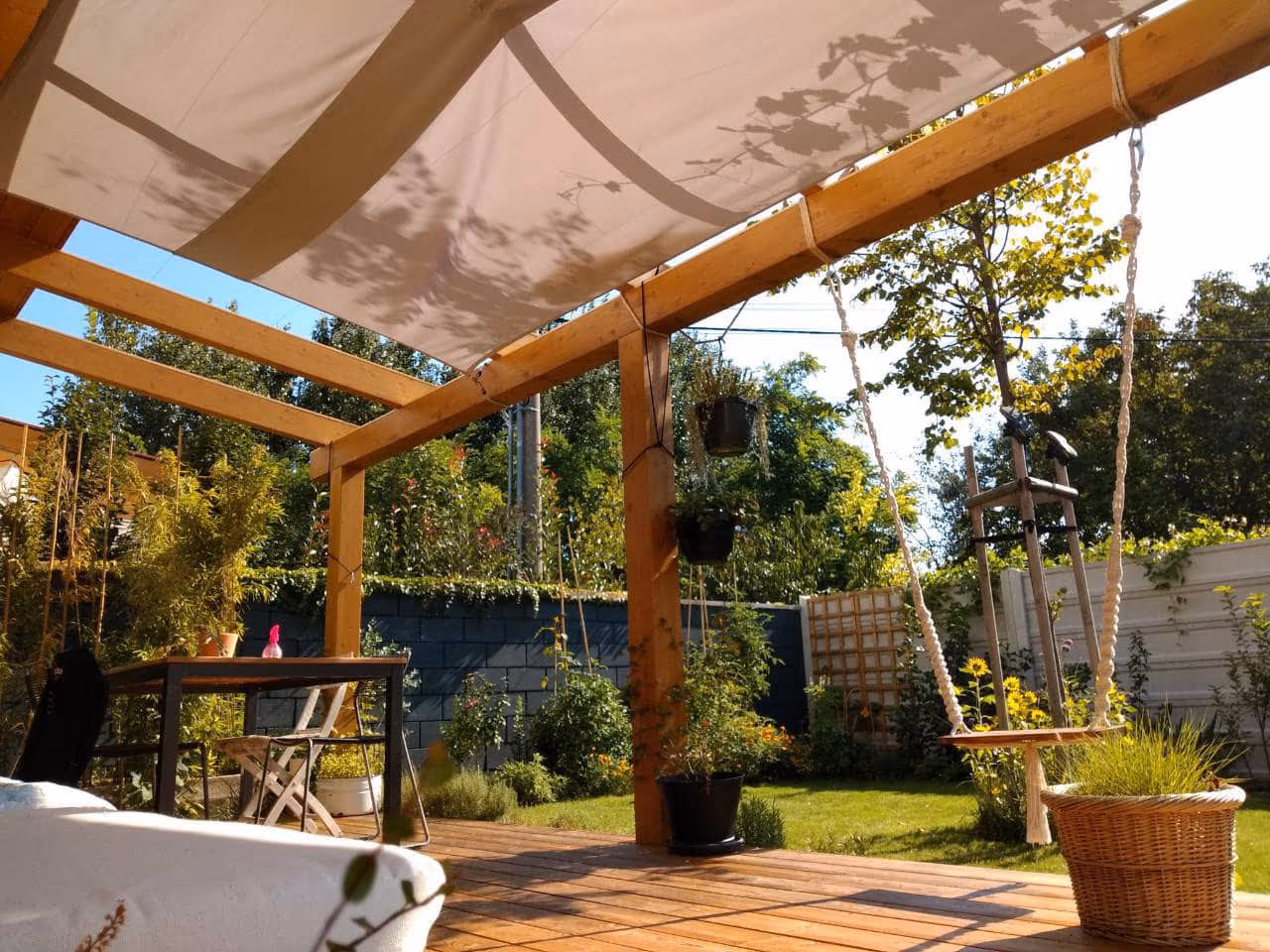 Holzpergola Kartago aus Brettschichtholz in einem Garten