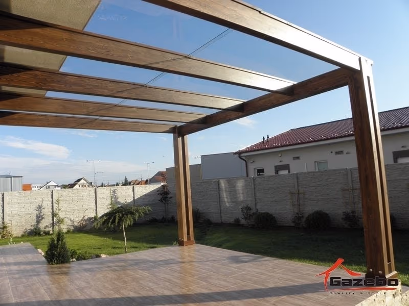Holzpergola Louvre mit verglastem Dach, das Tageslicht hereinlässt