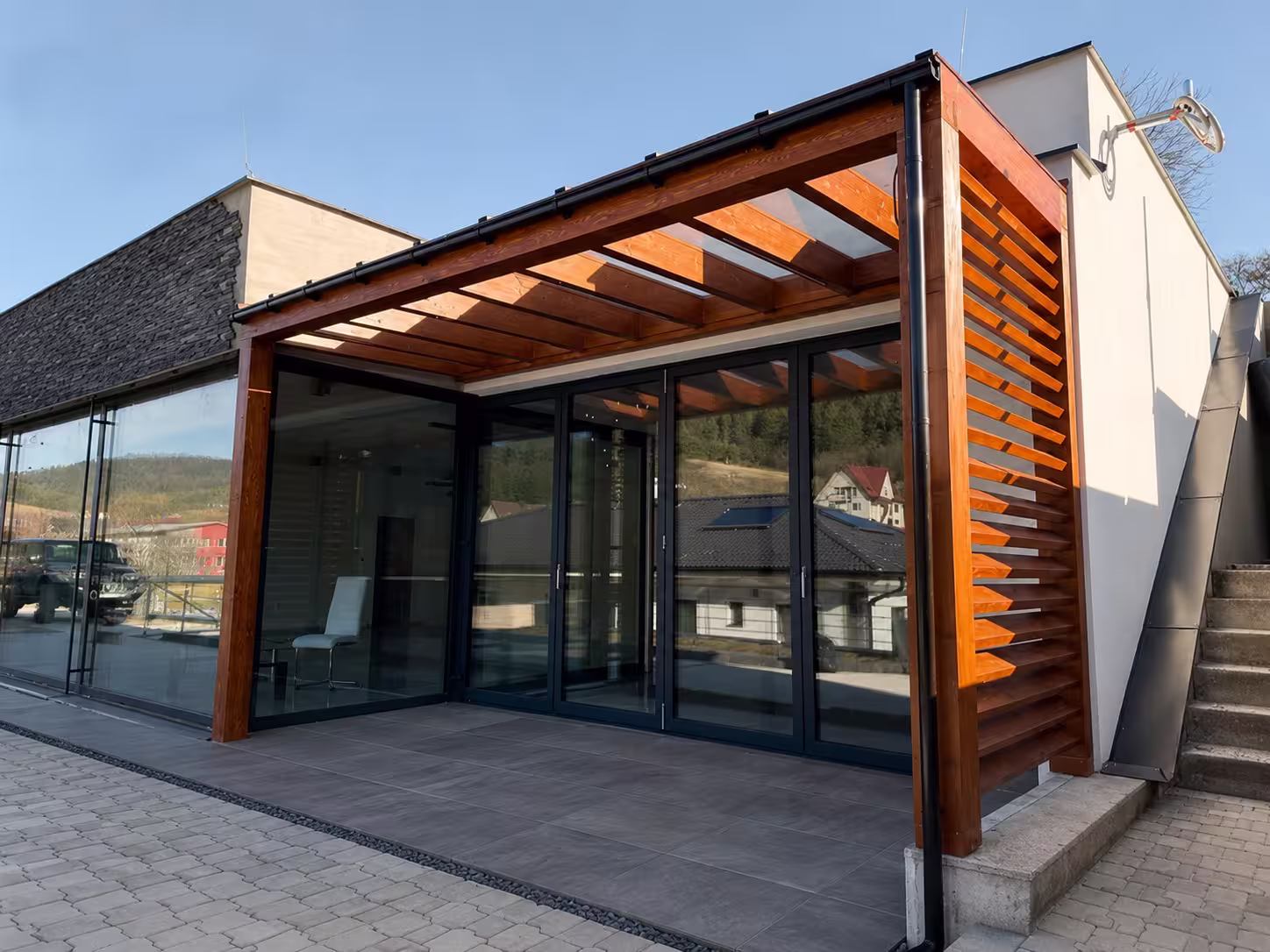 Holzpergola Milano mit seitlicher Lamellenbeschattung