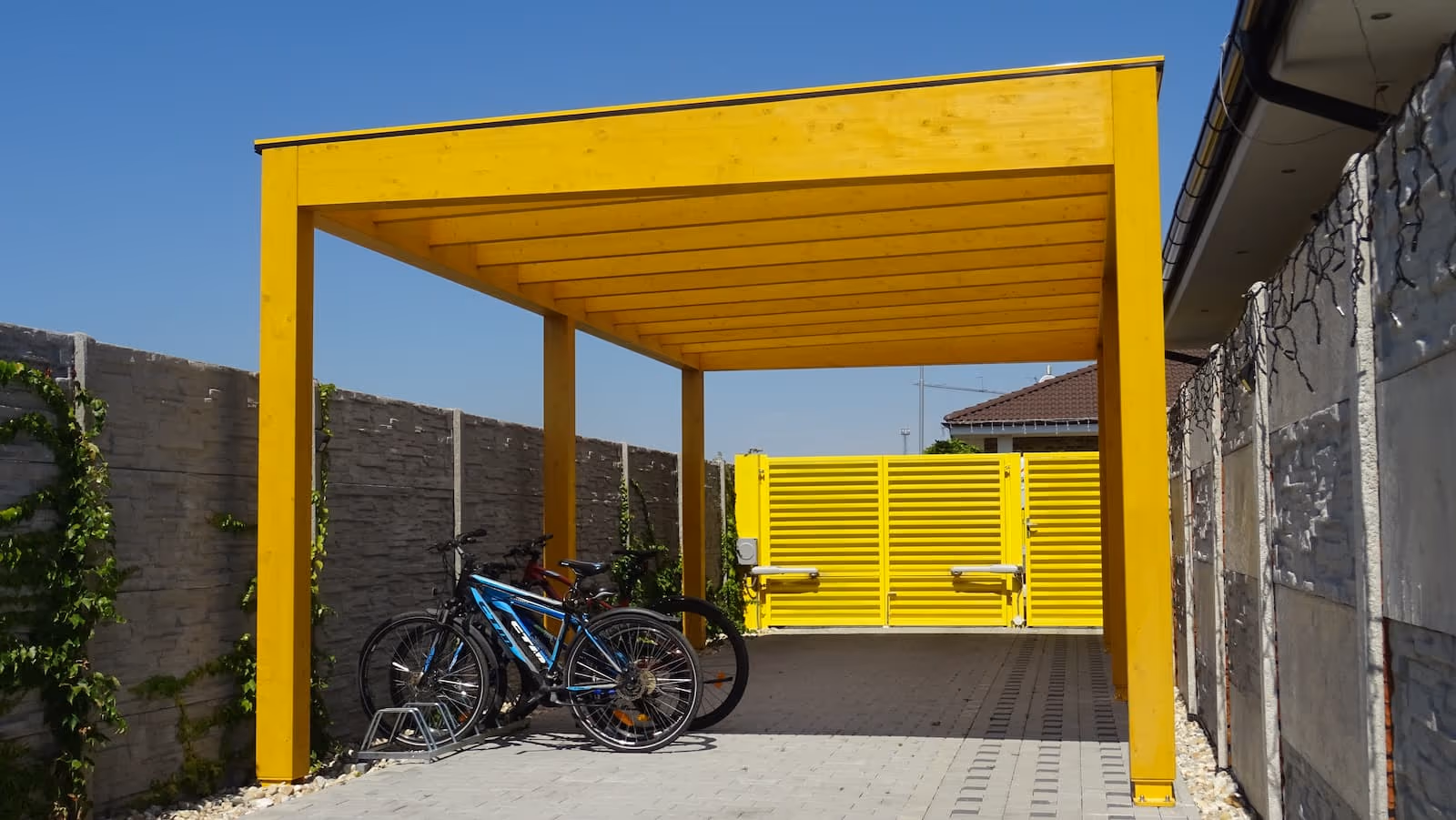 Gelb lasierte Holzpergola Milano als markanter Akzent im Garten