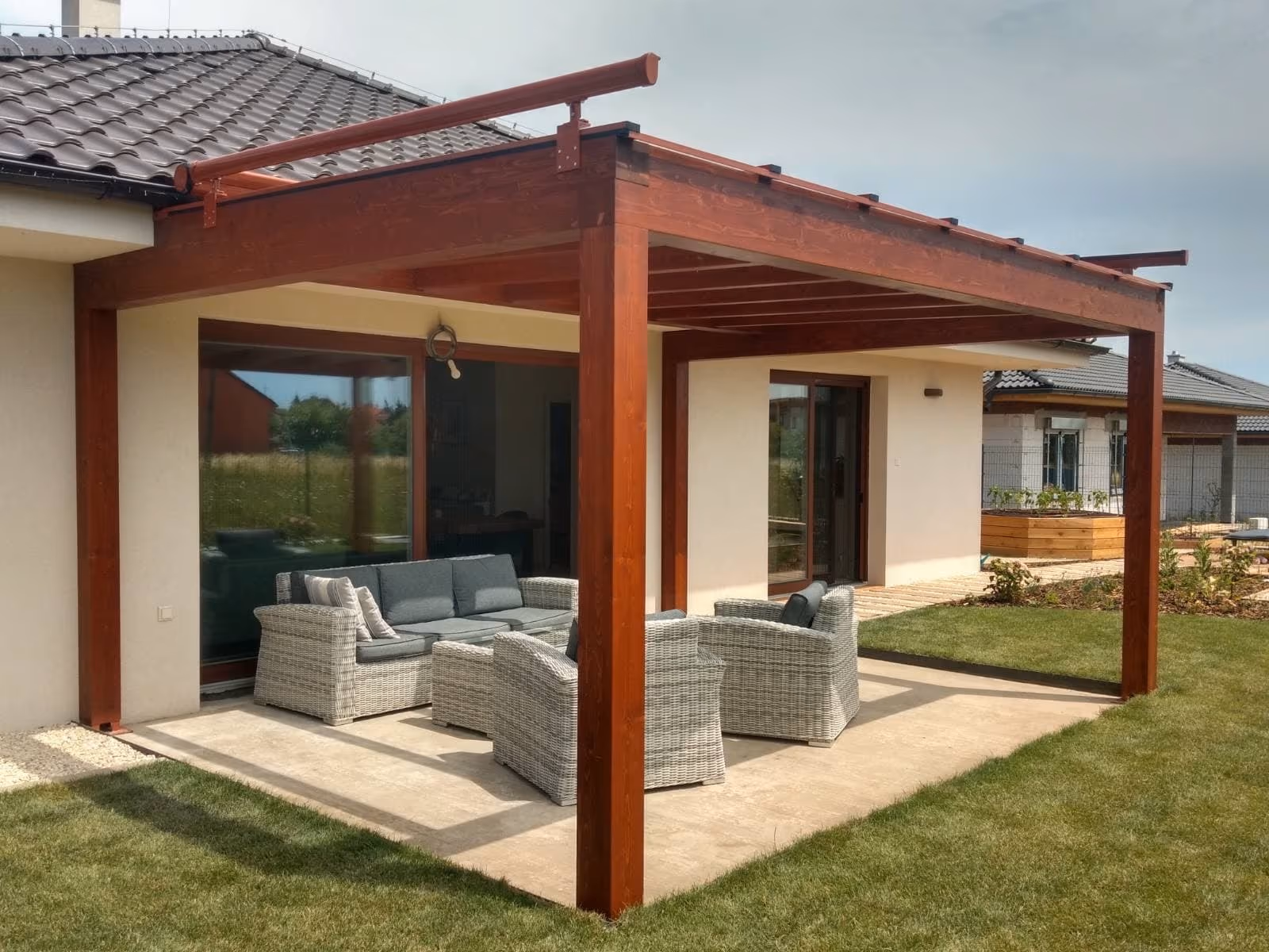 Holzpergola Milano mit Rattansitzmöbeln im Garten