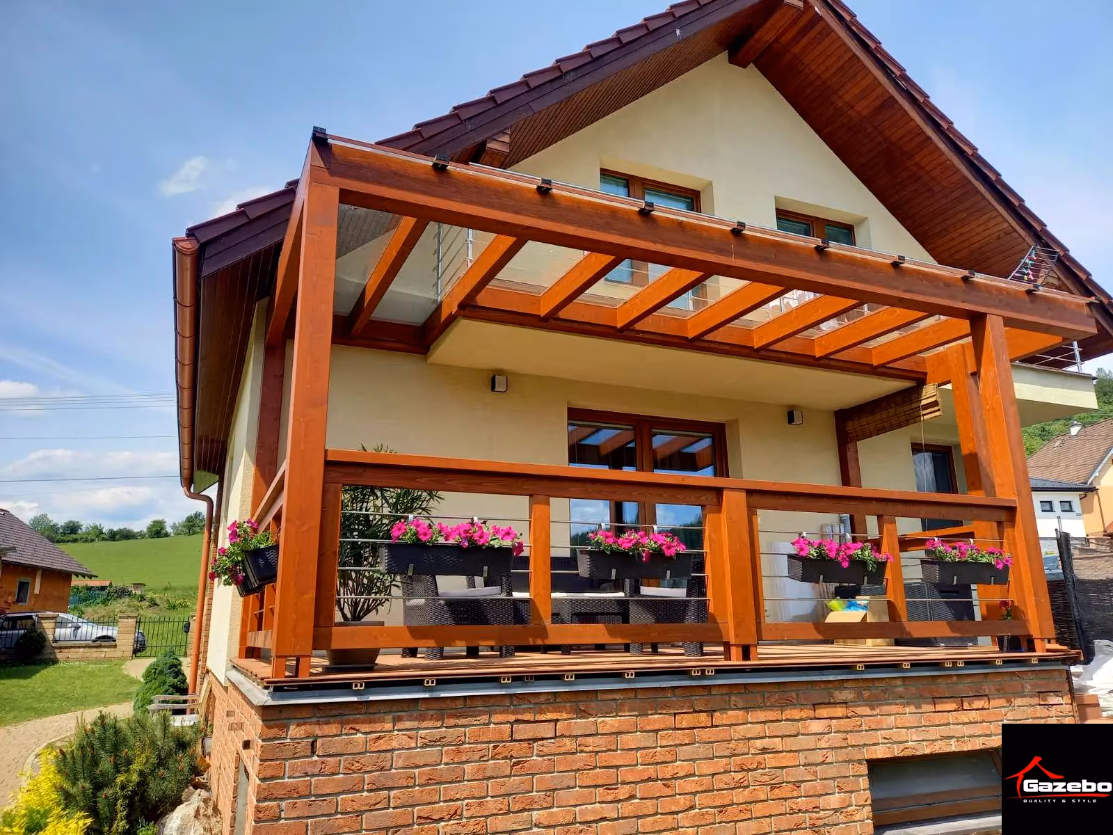 Holzpergola Milano bei einem Satteldachhaus mit Blumen