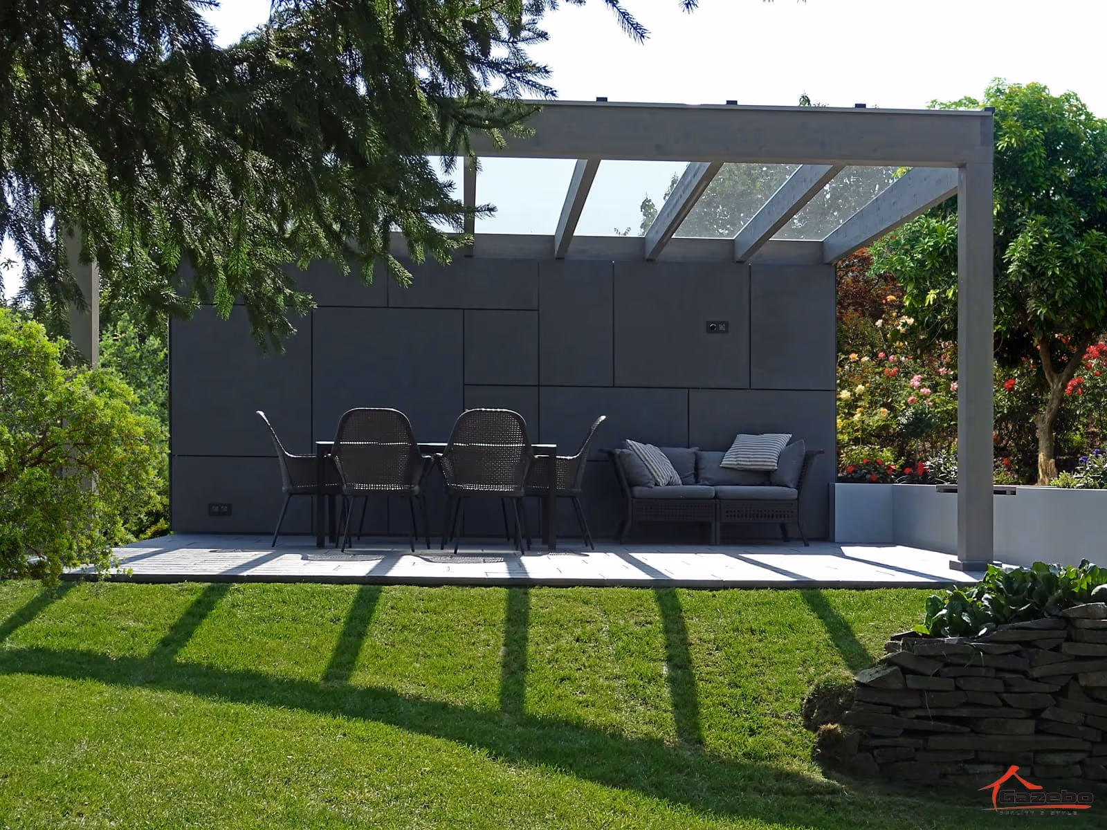 Wasserdichtes Dach der Holzpergola Milano mit Andrucklatten