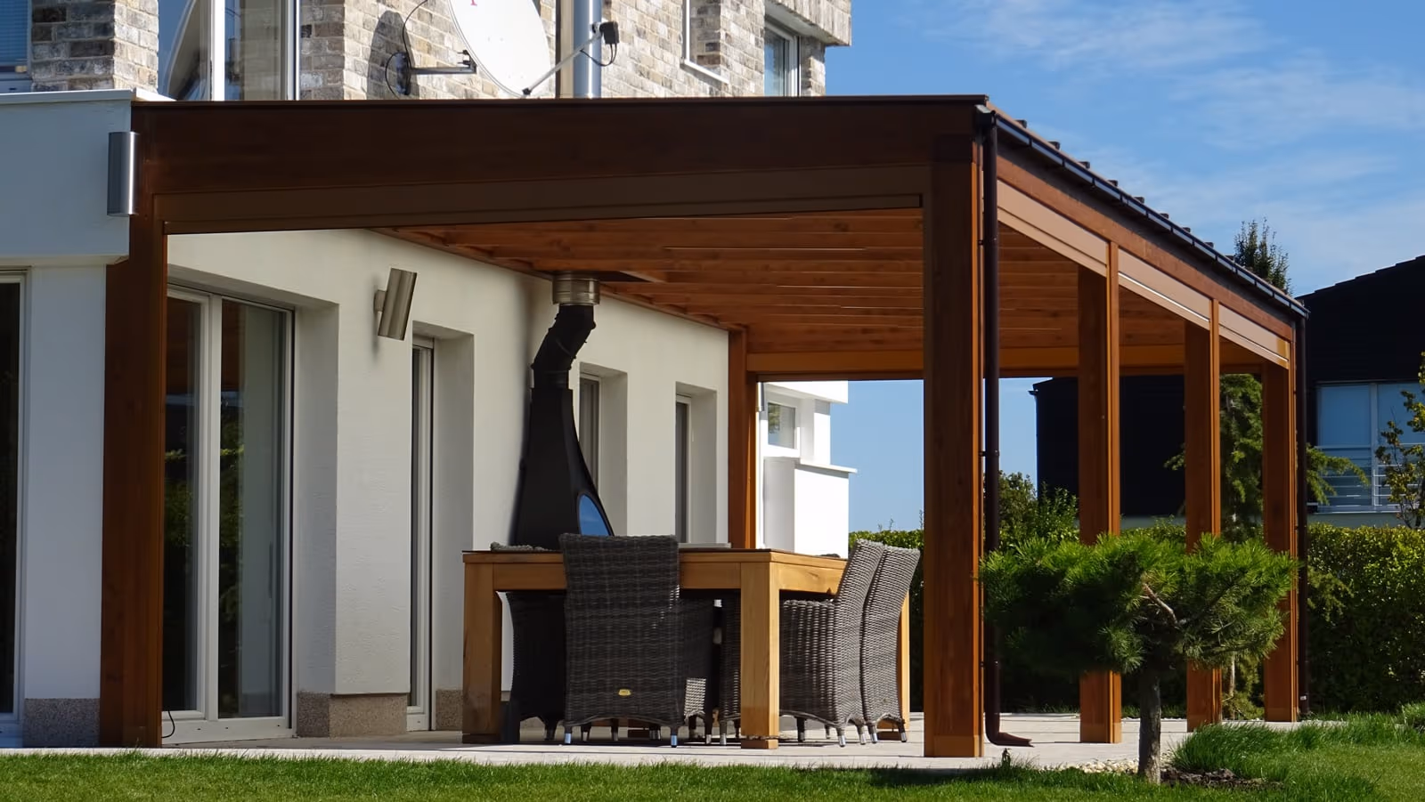 Holzpergola Milano mit behandelter, natürlicher Holzbeschichtung