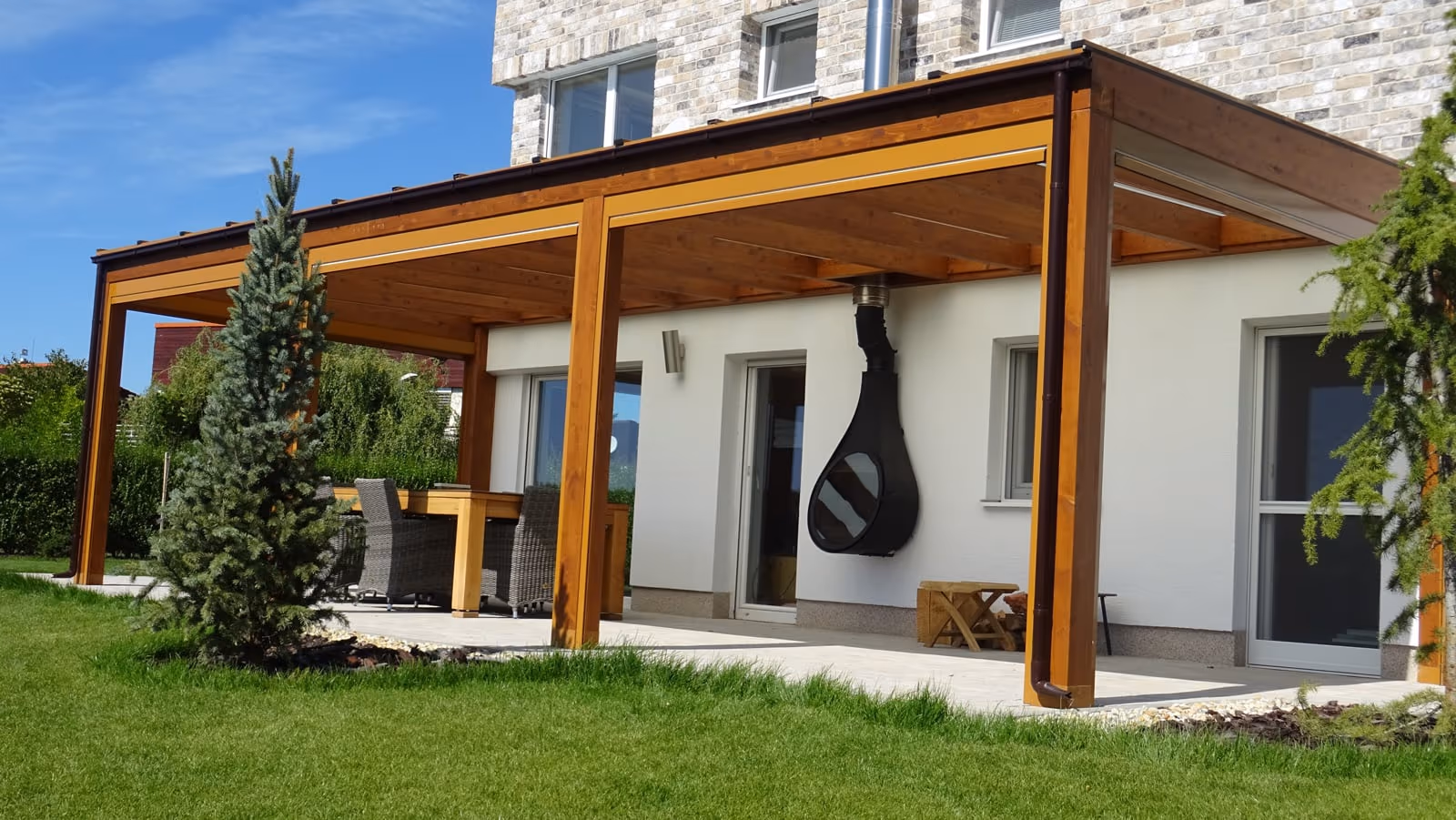 Holzpergola Milano mit verborgener LED-Beleuchtung in abendlicher Stimmung
