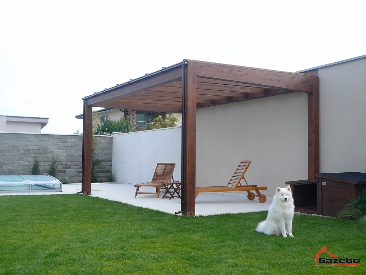 Holzpergola Milano mit natürlicher Bambusbeschattung auf einer Terrasse