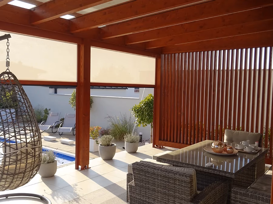 Holzpergola Milano aus BSH-Brettschichtholz mit Sitzgruppe und Pool im Garten