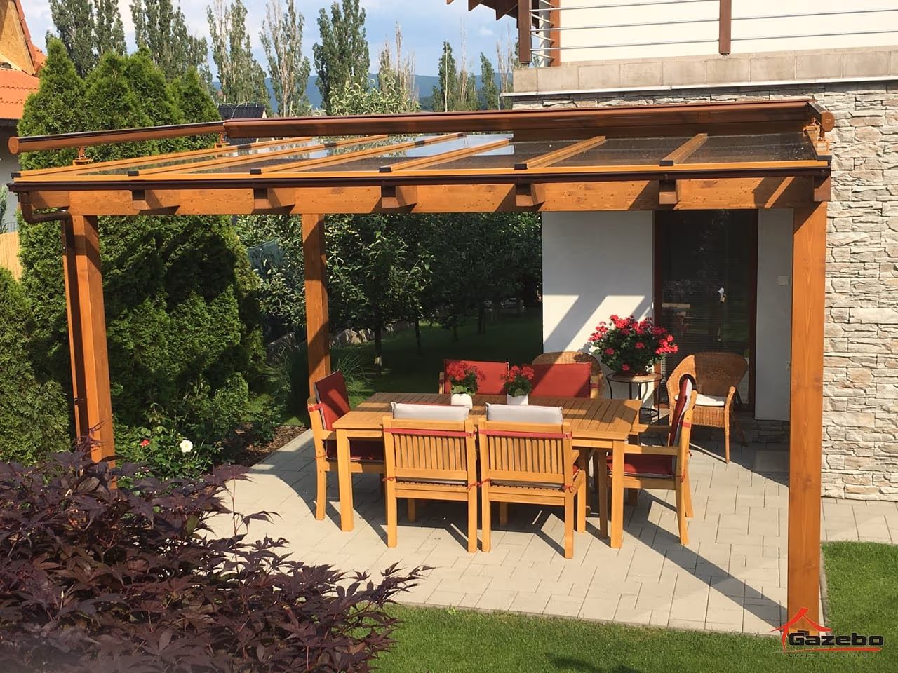 Eingerichtete Holzpergola Fenix mit Essplatz