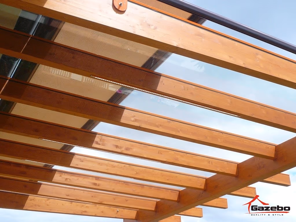 Obenliegende Beschattungsmarkise an der Holzpergola Fenix, beständig gegen Wind und UV