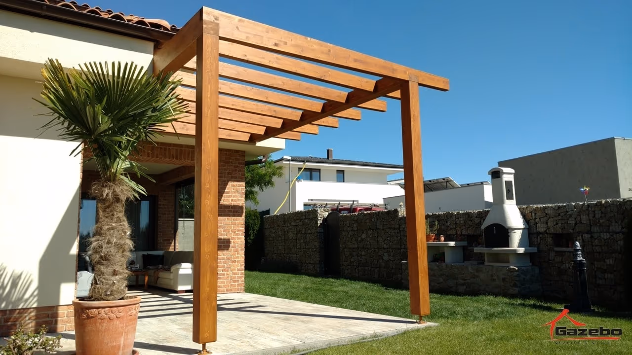 Holzpergola Fenix aus Brettschichtholz über einer Terrasse