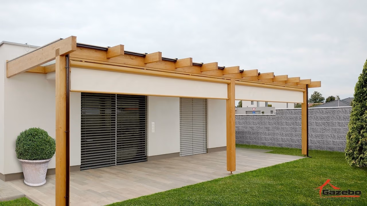 Fertiggestellte Holzpergola Fenix mit einem Glasdach