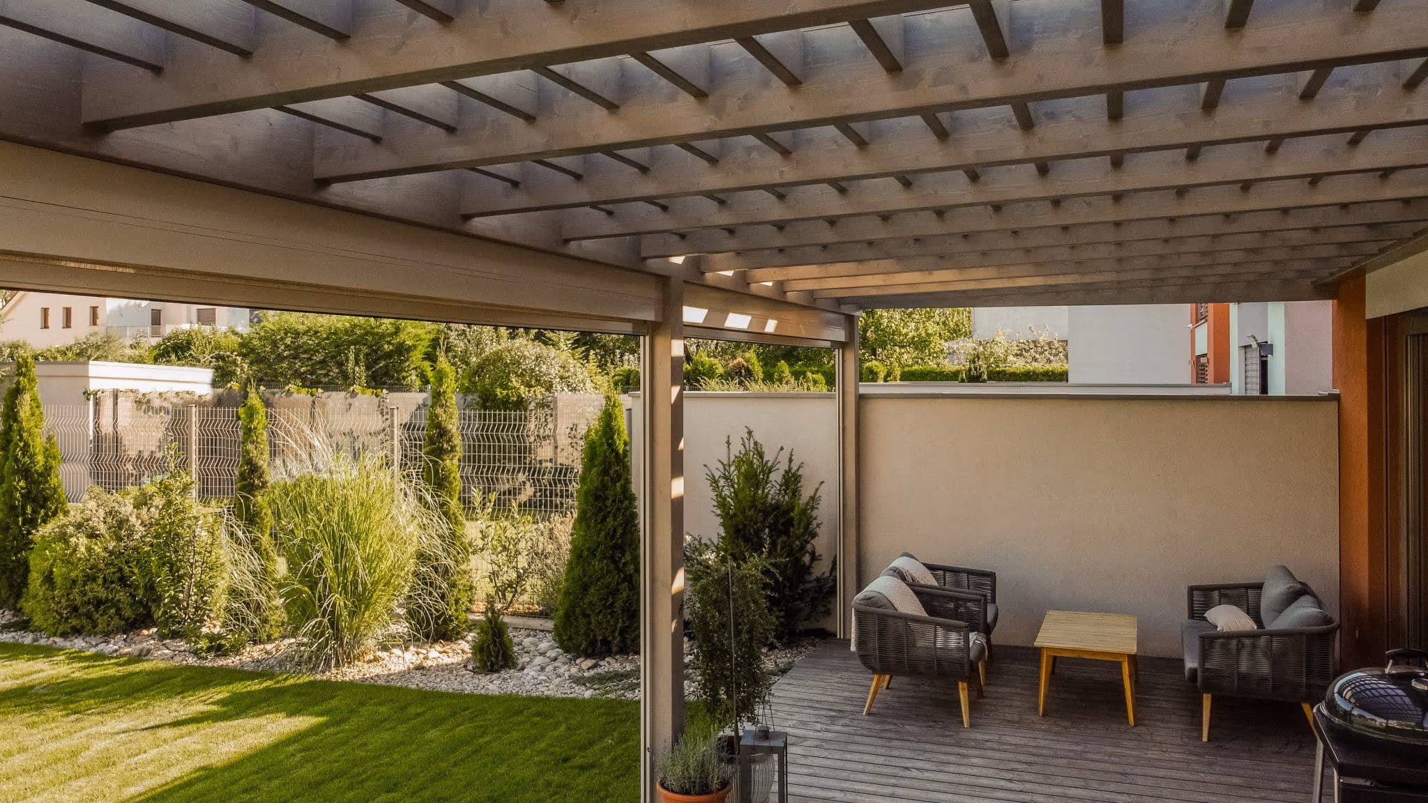Sonnenschutzlamellen der Holzpergola Santorini aus der Vogelperspektive