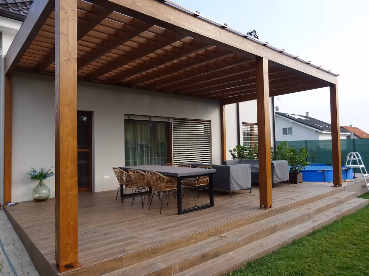 Gemütlicher Sitzbereich unter der Holzpergola Santorini auf einer Terrasse