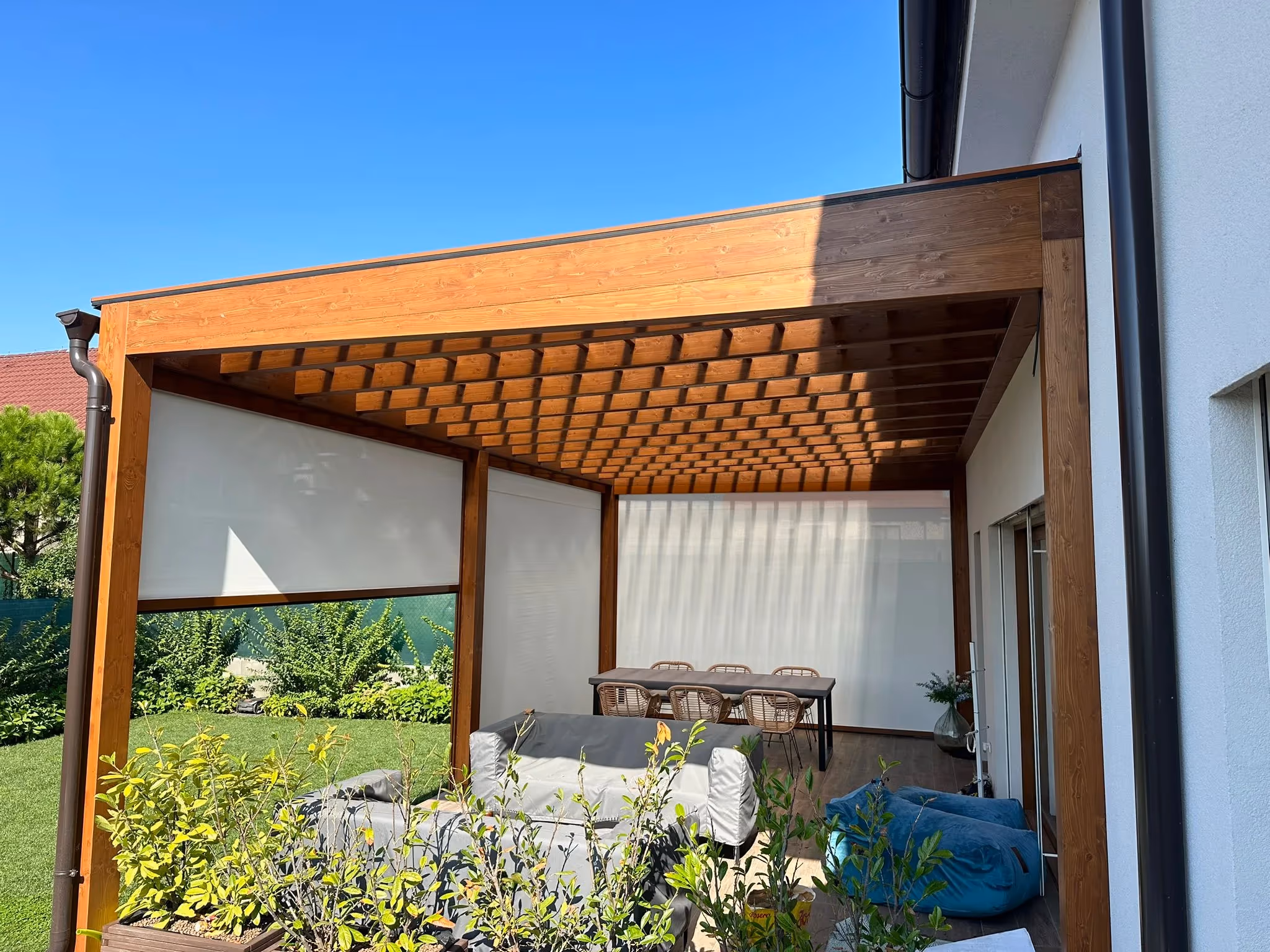 Moderne Holzpergola Santorini mit quer verlaufenden Lamellen in einem Garten